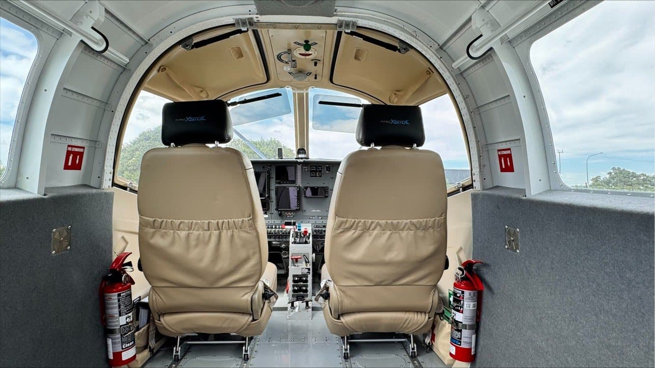 Kabina z widokiem do przodu na fotele pilotów