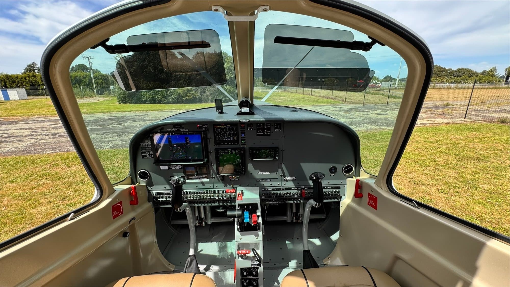 Kokpit i panel Garmin widziane z kabiny